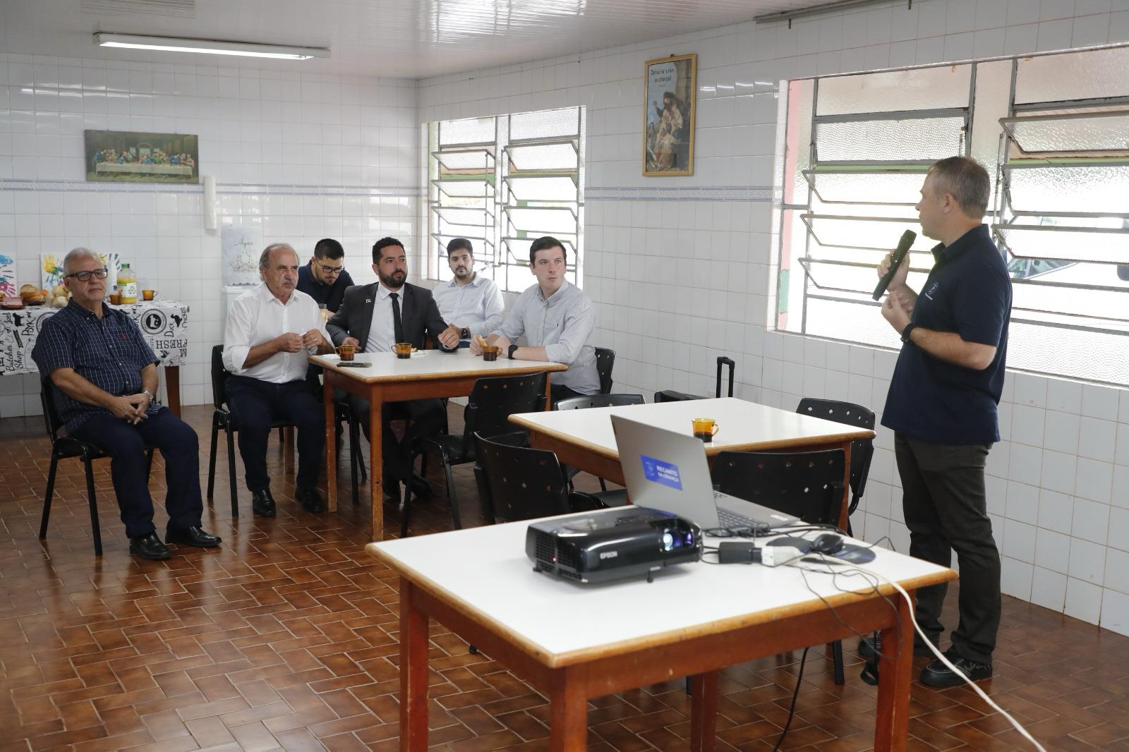 chefes-do-executivo-e-lesgislativo-de-cascavel-visitam-o-recanto-da-crianca-para-conhecer-o-trabalho-realizado-12.jpeg