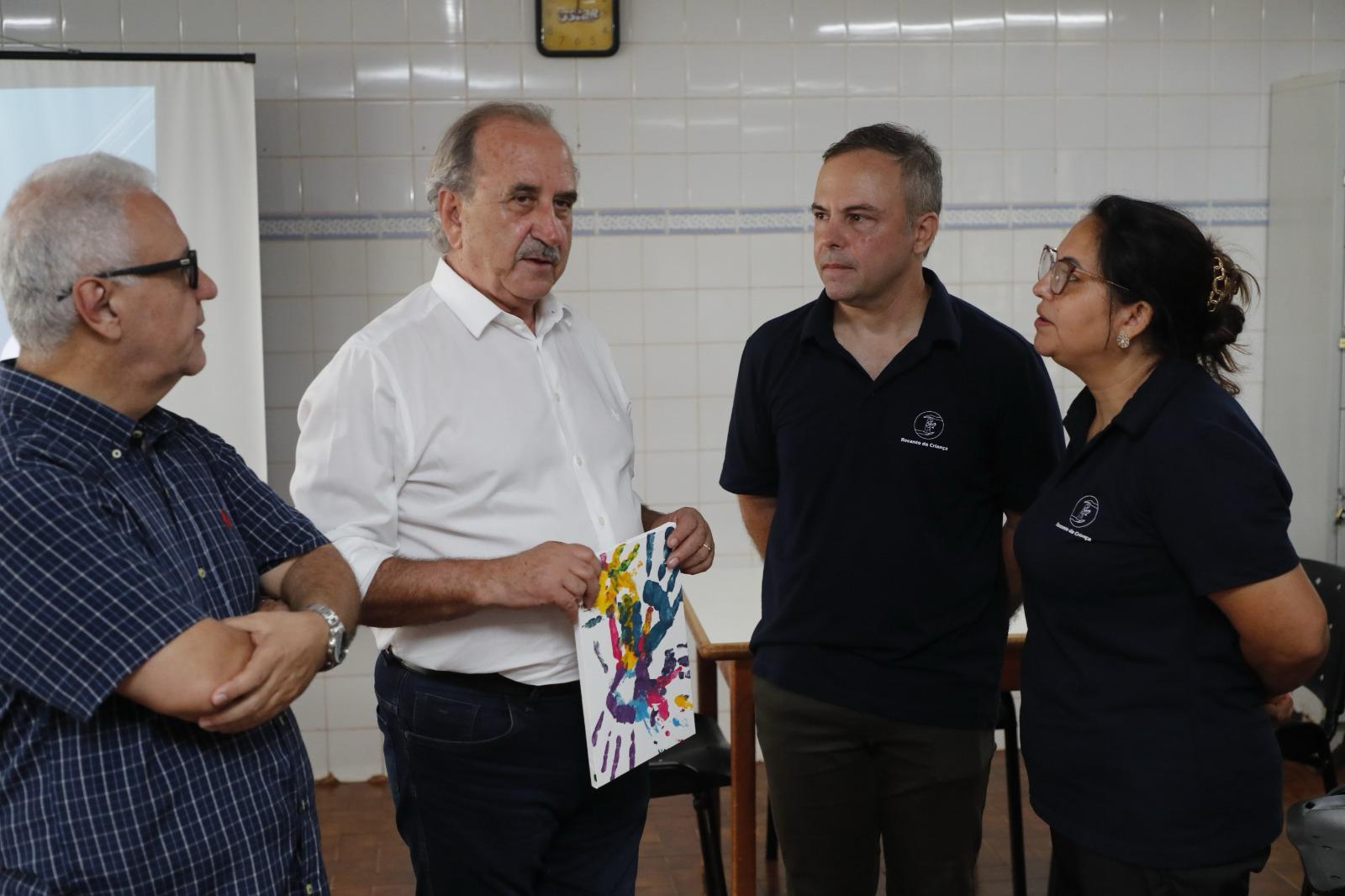 chefes-do-executivo-e-lesgislativo-de-cascavel-visitam-o-recanto-da-crianca-para-conhecer-o-trabalho-realizado-14.jpeg
